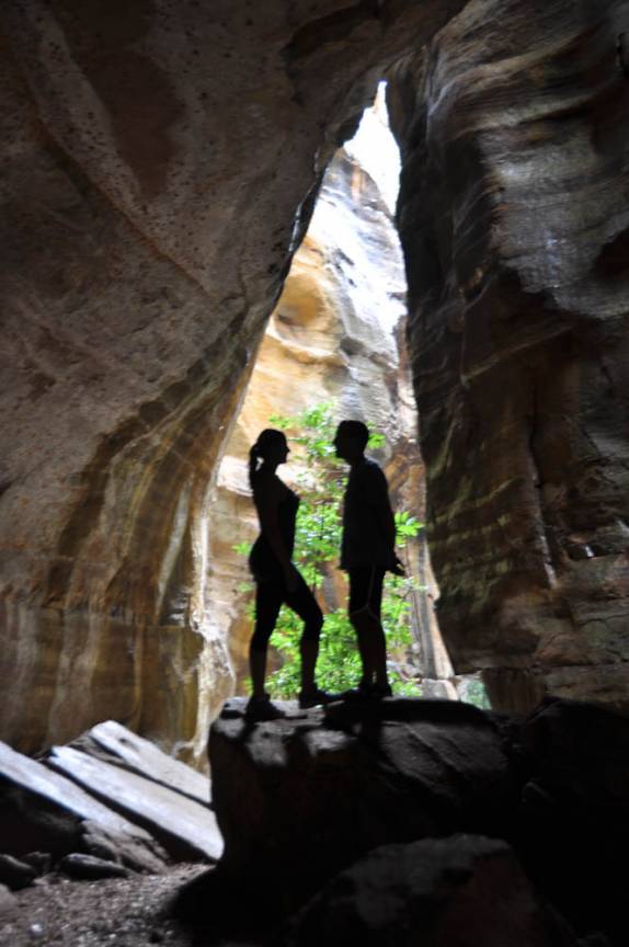 Pequena gruta no fundo do canyon do Inferno, na Serra da Capivara, próximo à São Raimundo Nonato - PI
