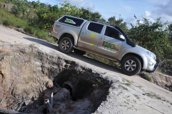 Pequeno buraco na estrada entre Santo André e a BR-101 - BA Pequeno buraco na estrada entre Santo André e a BR-101 - BA