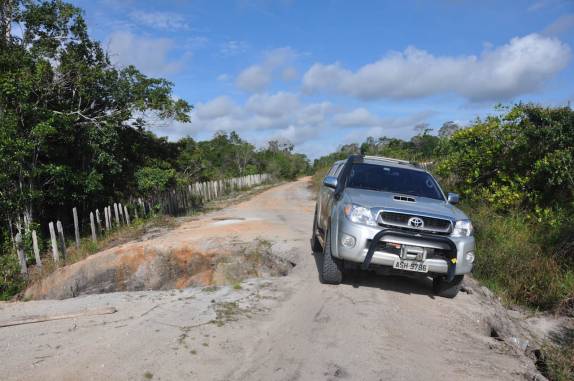Pequeno buraco na estrada entre Santo André e a BR-101 - BA