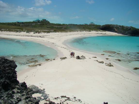 Pequeno istmo de areia que serve de ponte até Dragon Cay Pequeno istmo de areia que serve de ponte até Dragon Cay