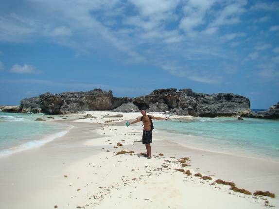 Pequeno istmo de areia que serve de ponte até Dragon Cay Pequeno istmo de areia que serve de ponte até Dragon Cay