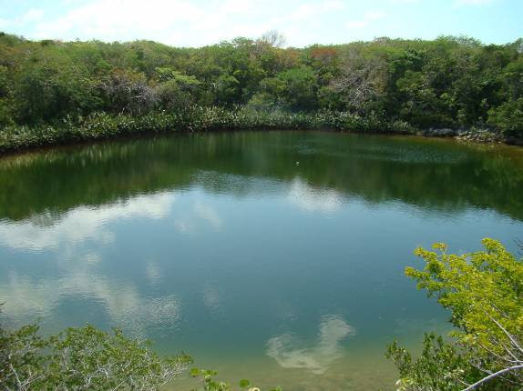 Pequeno lago com 80 m de profundidade em North Caicos - Turks e Caicos Pequeno lago com 80 m de profundidade em North Caicos - Turks e Caicos