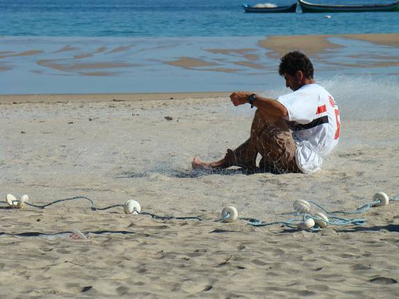 Pescador consertando sua rede na Praia do Bonete em Ilha Bela - SP