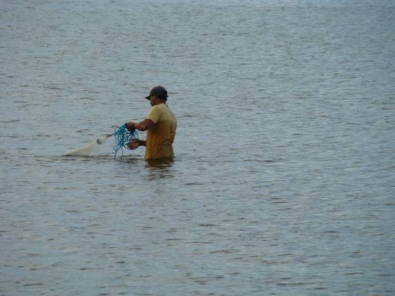 Pescador trabalhando logo cedo, na Ilha Pescador trabalhando logo cedo, na Ilha