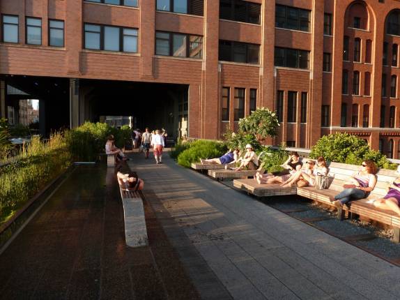 Pessoas relaxam e tomam sol na High Line em Nova Iorque - Estados Unidos Pessoas relaxam e tomam sol na High Line em Nova Iorque - Estados Unidos
