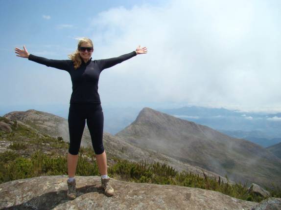 Pico do Cristal ao fundo, na trilha capixaba de acesso ao Pico da Bandeira, no Parque Nacional do Caparaó - MG/ES