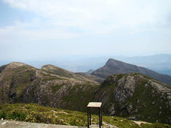 Pico do Cristal e Pico do Calçado vistos do cume do Pico da Bandeira, PN do Caparaó - MG/ES