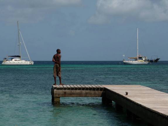 Pier avança sobre o lindo mar de Bequia, em São Vicente e Granadinas, no sul do Caribe Pier avança sobre o lindo mar de Bequia, em São Vicente e Granadinas, no sul do Caribe