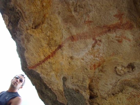 Pintura de lagarto no teto de uma toca bem baixa no Lajedo da Soledade, região de Apodi - RN