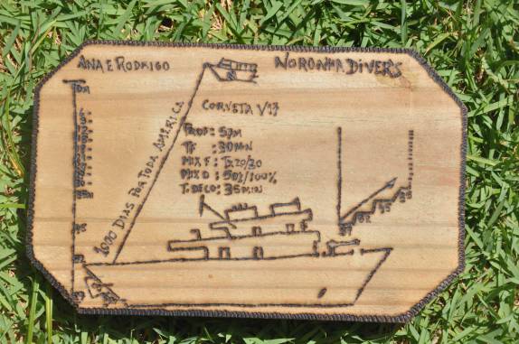 Placa comemorativa do nosso mergulho na Corveta, presente do Fernando, em Fernando de Noronha - PE Placa comemorativa do nosso mergulho na Corveta, presente do Fernando, em Fernando de Noronha - PE