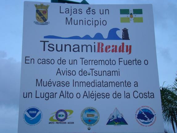 Placa de aviso de Tsunami em La Parguera - Litoral Sudoeste de Porto Rico Placa de aviso de Tsunami em La Parguera - Litoral Sudoeste de Porto Rico