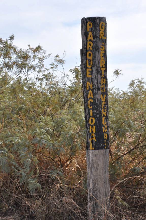 Placa do Parque Nacional Grande Sertão Veredas, no noroeste de MG (região de Chapada Gaúcha)