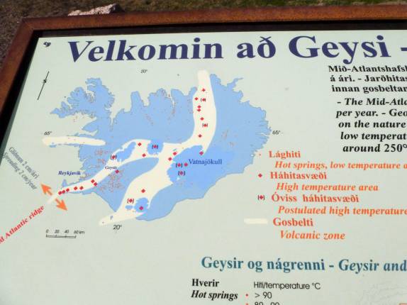 Placa informativa mostra a falha tectônica sob a Islândia e que divide a América da Europa Placa informativa mostra a falha tectônica sob a Islândia e que divide a América da Europa