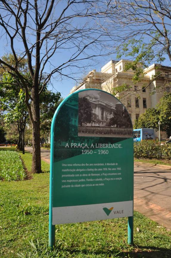 Placa informativa na Praça da Liberdade, em Belo Horizonte - MG Placa informativa na Praça da Liberdade, em Belo Horizonte - MG