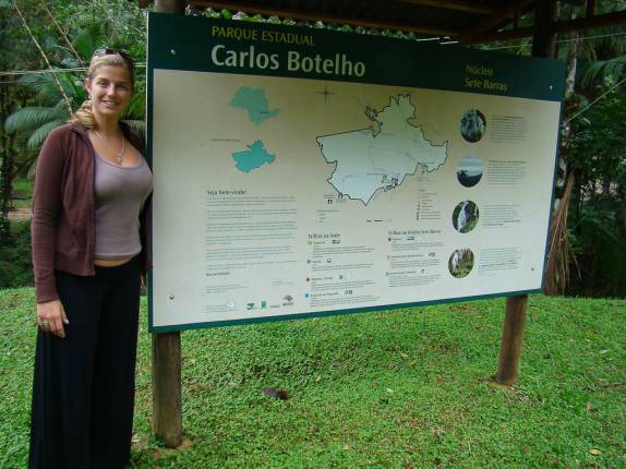 Placa informativa no Parque Estadual de Carlos Botelho, núcleo Sete Barras, em São Paulo Placa informativa no Parque Estadual de Carlos Botelho, núcleo Sete Barras, em São Paulo