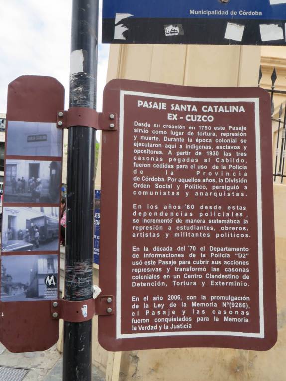 Placa informativa sobre a terrível história da Passagem Santa Catalina, em Córdoba, na Argentina