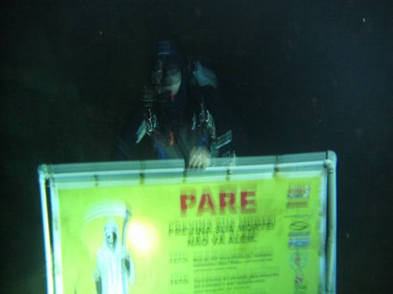 Placa meio 'borrada', subaquática, advertindo mrgulhadores da Mina da Passagem, em Mariana - MG Placa meio 'borrada', subaquática, advertindo mrgulhadores da Mina da Passagem, em Mariana - MG