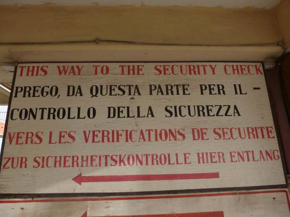 PLaca multilíngue no porto de St John´s, em Antígua. Aparentemente, o italiano é a língua mais valorizada por lá... PLaca multilíngue no porto de St John´s, em Antígua. Aparentemente, o italiano é a língua mais valorizada por lá...