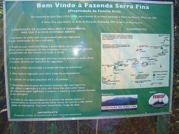 Placa na entrada da trilha da Pedra da Mina em Passa Quatro - MG Placa na entrada da trilha da Pedra da Mina em Passa Quatro - MG