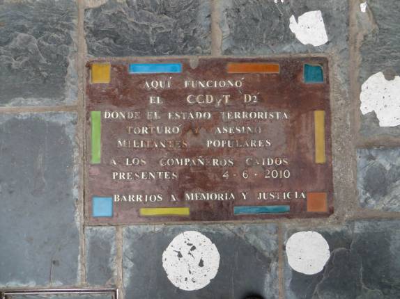Placa que marca o local onde funcionava a temível D2, a Polícia Política argentina da época militar, em Córdoba, na Argentina Placa que marca o local onde funcionava a temível D2, a Polícia Política argentina da época militar, em Córdoba, na Argentina