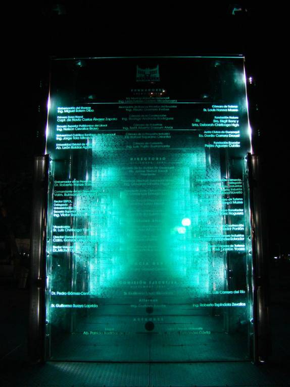 Placas de vidro com milhares de nomes 'flutuantes', em Guayaquil, no Equador Placas de vidro com milhares de nomes 'flutuantes', em Guayaquil, no Equador