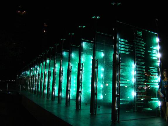 Placas de vidro com milhares de nomes 'flutuantes', em Guayaquil, no Equador Placas de vidro com milhares de nomes 'flutuantes', em Guayaquil, no Equador