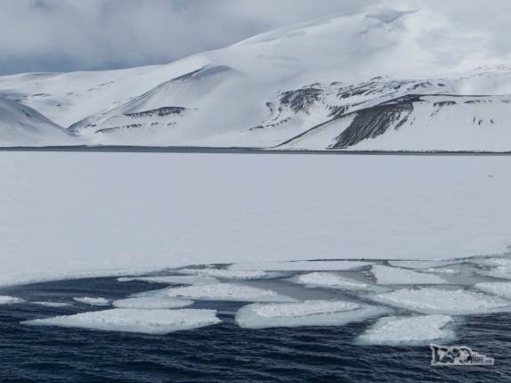 Plataforma de gelo se quebra na baía de Deception Island, na Antártida Plataforma de gelo se quebra na baía de Deception Island, na Antártida