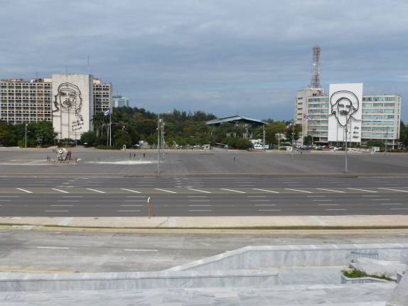 Plaza de la Revolución, com os herois Che Guevara e Camilo Cienfuegos, em Havana - Cuba Plaza de la Revolución, com os herois Che Guevara e Camilo Cienfuegos, em Havana - Cuba
