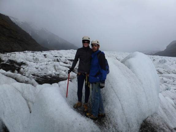 Pose para foto durante caminhada na geleira Vatnajokull, no parque de Skaftafell, no sul da Islândia Pose para foto durante caminhada na geleira Vatnajokull, no parque de Skaftafell, no sul da Islândia