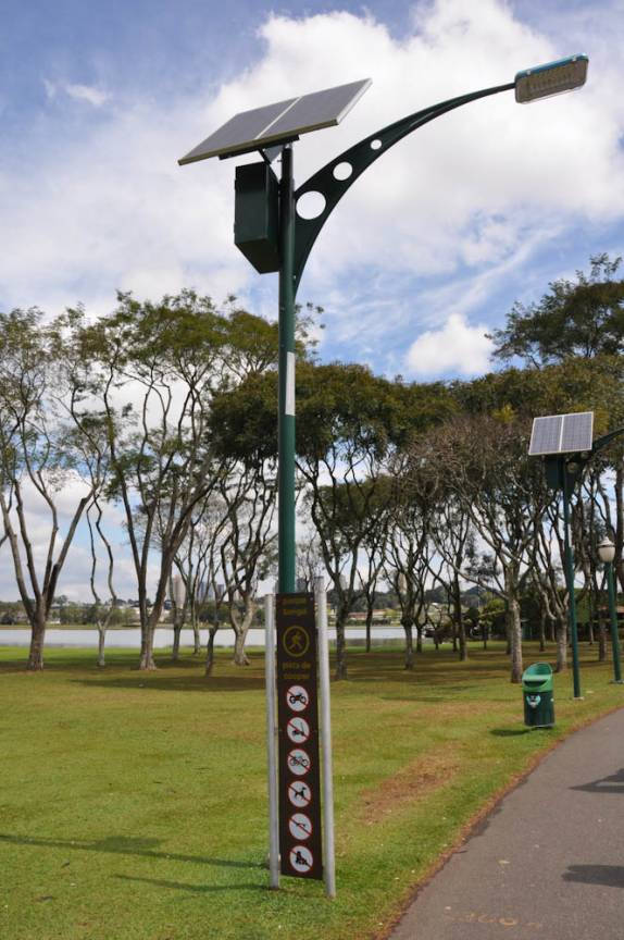Poste de iluminação que funciona com energia solar, no Parque Barigui, em Curitiba - PR Poste de iluminação que funciona com energia solar, no Parque Barigui, em Curitiba - PR