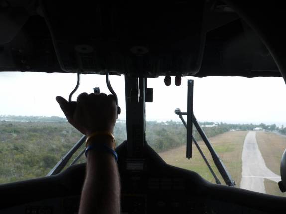 Pousando na pequena pista do aeroporto de Little Cayman Pousando na pequena pista do aeroporto de Little Cayman