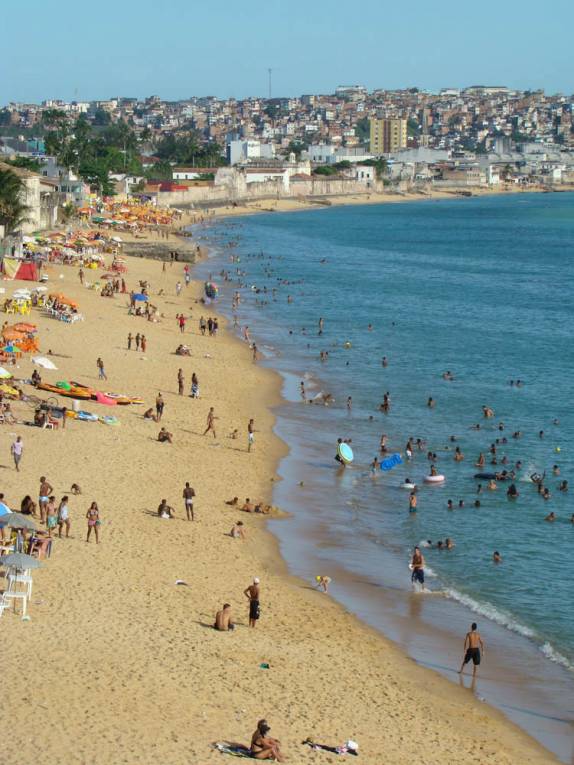 Praia cheia num sábado em Salvador - BA