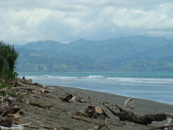 Praia de areia escura de Zancudo, no litoral Pacífico da Costa Rica