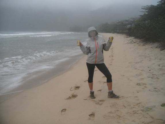 Praia de Dois Rios, na Ilha Grande - RJ. Sem sol, mas com cerveja!