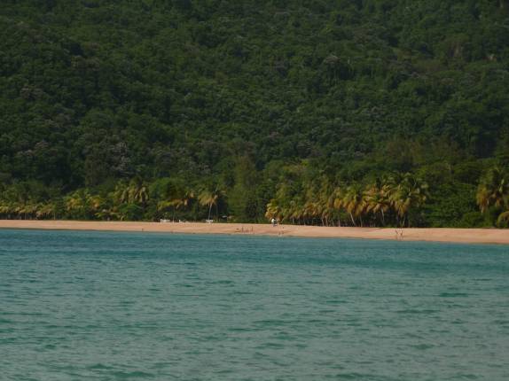 Praia de Grande Anse, em Basse Terre, em Guadalupe, no Caribe. Uma mistura de Bahia com litoral norte de São Paulo. Uma beleza!