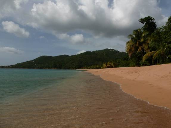 Praia de Grande Anse, em Basse Terre, em Guadalupe, no Caribe. Uma mistura de Bahia com litoral norte de São Paulo. Uma beleza! Praia de Grande Anse, em Basse Terre, em Guadalupe, no Caribe. Uma mistura de Bahia com litoral norte de São Paulo. Uma beleza!