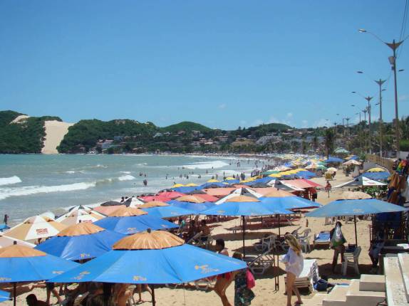 Praia de Ponta Negra lotada, em Natal - RN