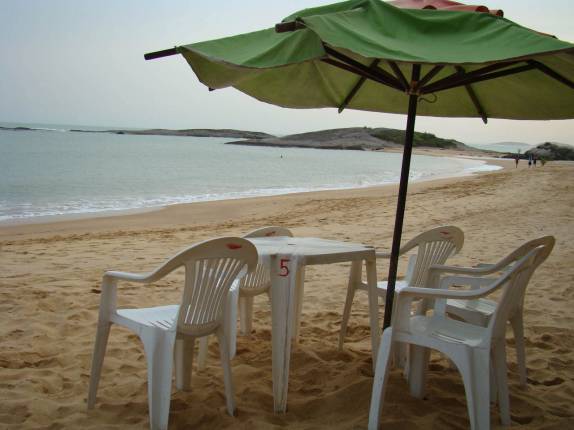 Praia de Setiba, em Guarapari - ES. A Ana é o pontinho ao fundo, nadando.