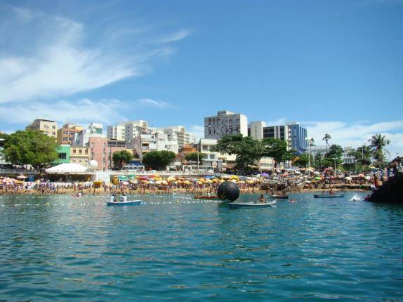 Praia do Porto da Barra lotada num Domingo em Salvador - BA