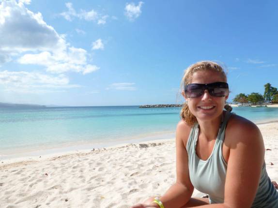 Praia e águas caribenhas em Montego Bay, na Jamaica Praia e águas caribenhas em Montego Bay, na Jamaica