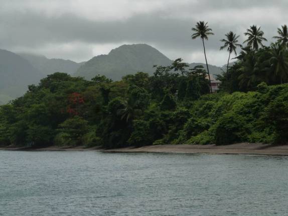 Praia em Portsmouth, no norte de Dominica, no Caribe Praia em Portsmouth, no norte de Dominica, no Caribe