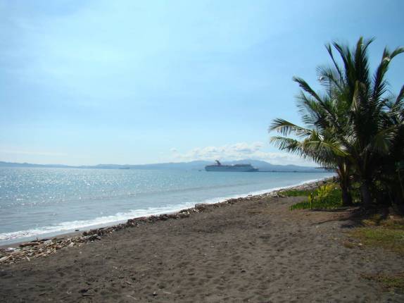 Praia em Puntarenas, a caminho do ferry para a península de Nicoya e a praia de Santa Tereza, no litoral Pacífico da Costa Rica Praia em Puntarenas, a caminho do ferry para a península de Nicoya e a praia de Santa Tereza, no litoral Pacífico da Costa Rica