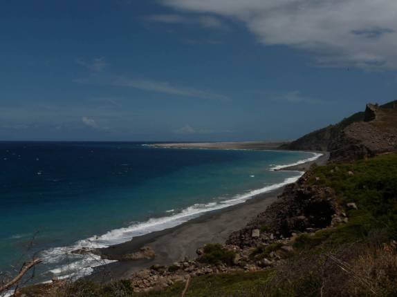 Praia nova em Montserrat, no Caribe, feita de cinzas de vulcão