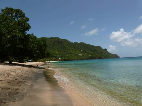 Praia paradisíaca na ilha de Bequia, em São Vicente e Granadinas, no sul do Caribe Praia paradisíaca na ilha de Bequia, em São Vicente e Granadinas, no sul do Caribe