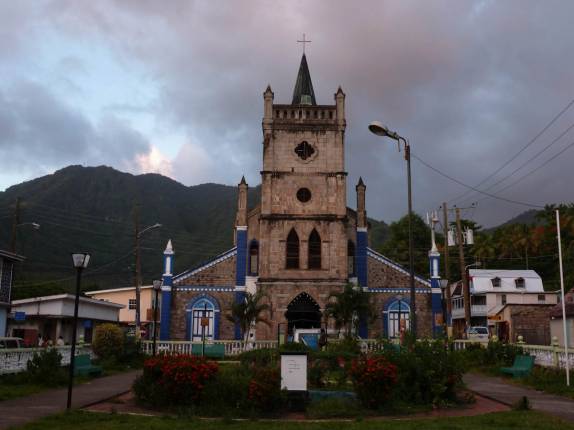 Praça central em Soufriere, onde ocorriam as execuções por guilhotina durante a Revolução Francesa (em Santa Lúcia, no Caribe) Praça central em Soufriere, onde ocorriam as execuções por guilhotina durante a Revolução Francesa (em Santa Lúcia, no Caribe)