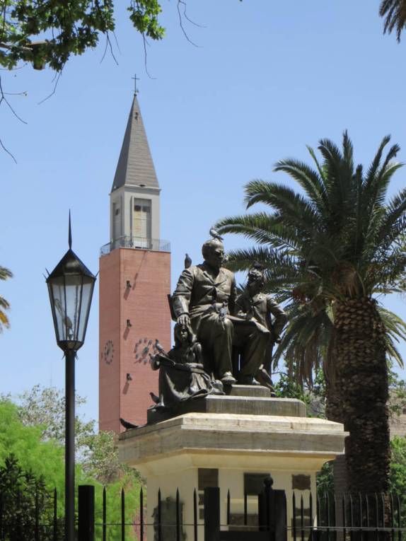 Praça principal de San Juan, na Argentina, com a torre da igreja ao fundo Praça principal de San Juan, na Argentina, com a torre da igreja ao fundo