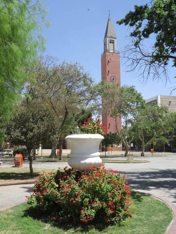 Praça principal de San Juan, na Argentina, com a torre da igreja ao fundo Praça principal de San Juan, na Argentina, com a torre da igreja ao fundo