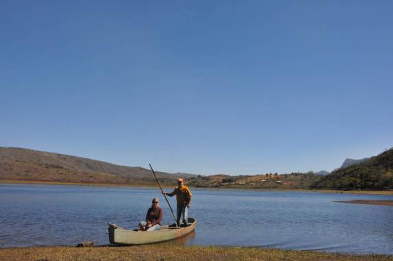 Preparada para cruzar a lagoa de canoa, com o Ivan, na Lapinha, região da Serra do Cipó - MG Preparada para cruzar a lagoa de canoa, com o Ivan, na Lapinha, região da Serra do Cipó - MG