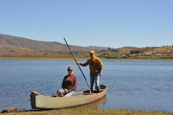 Preparada para cruzar a lagoa de canoa, com o Ivan, na Lapinha, região da Serra do Cipó - MG Preparada para cruzar a lagoa de canoa, com o Ivan, na Lapinha, região da Serra do Cipó - MG