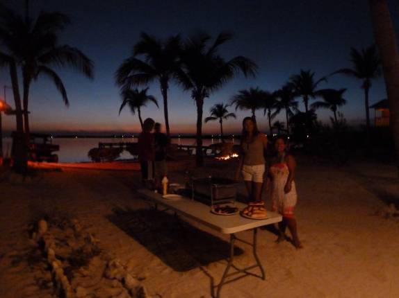 Preparando churrasco no início da noite no Sunset Cove, nosso hotel em Little Cayman, nas Ilhas Caiman Preparando churrasco no início da noite no Sunset Cove, nosso hotel em Little Cayman, nas Ilhas Caiman